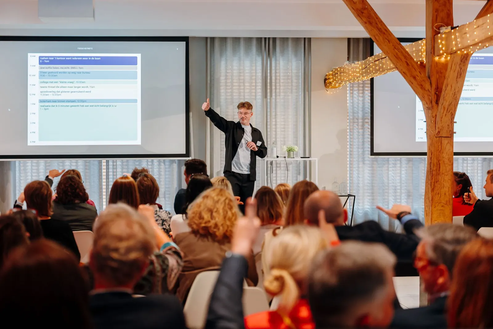 Ruben op het podium, met de zaal die meedoet